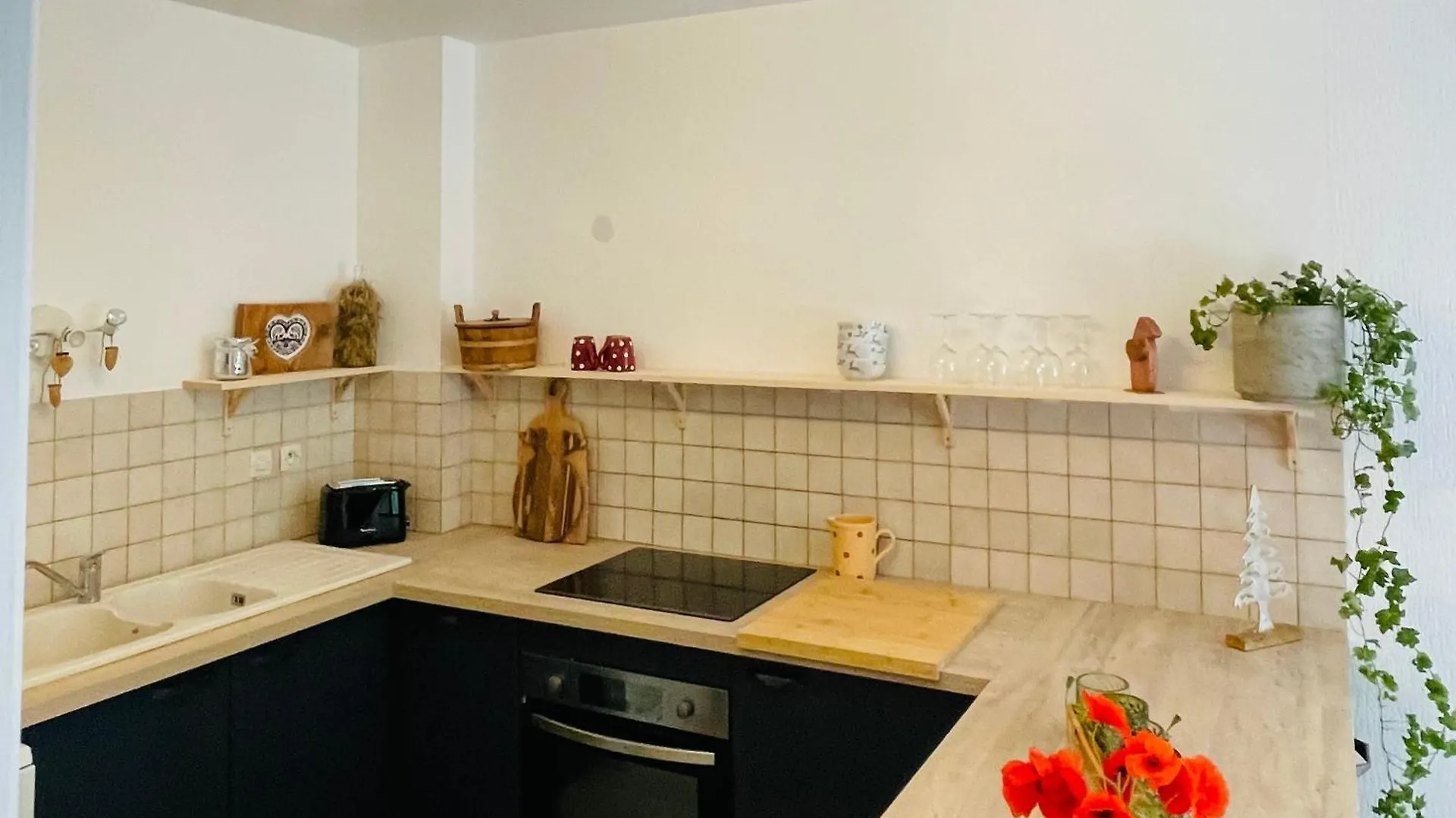 Appartement Situe En Rez De Jardin Avec Piscine Privee En Ete Séez 0*,